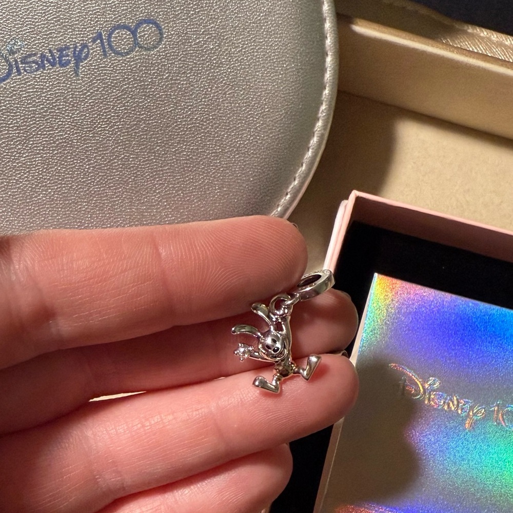 Pandora Oswald Charm